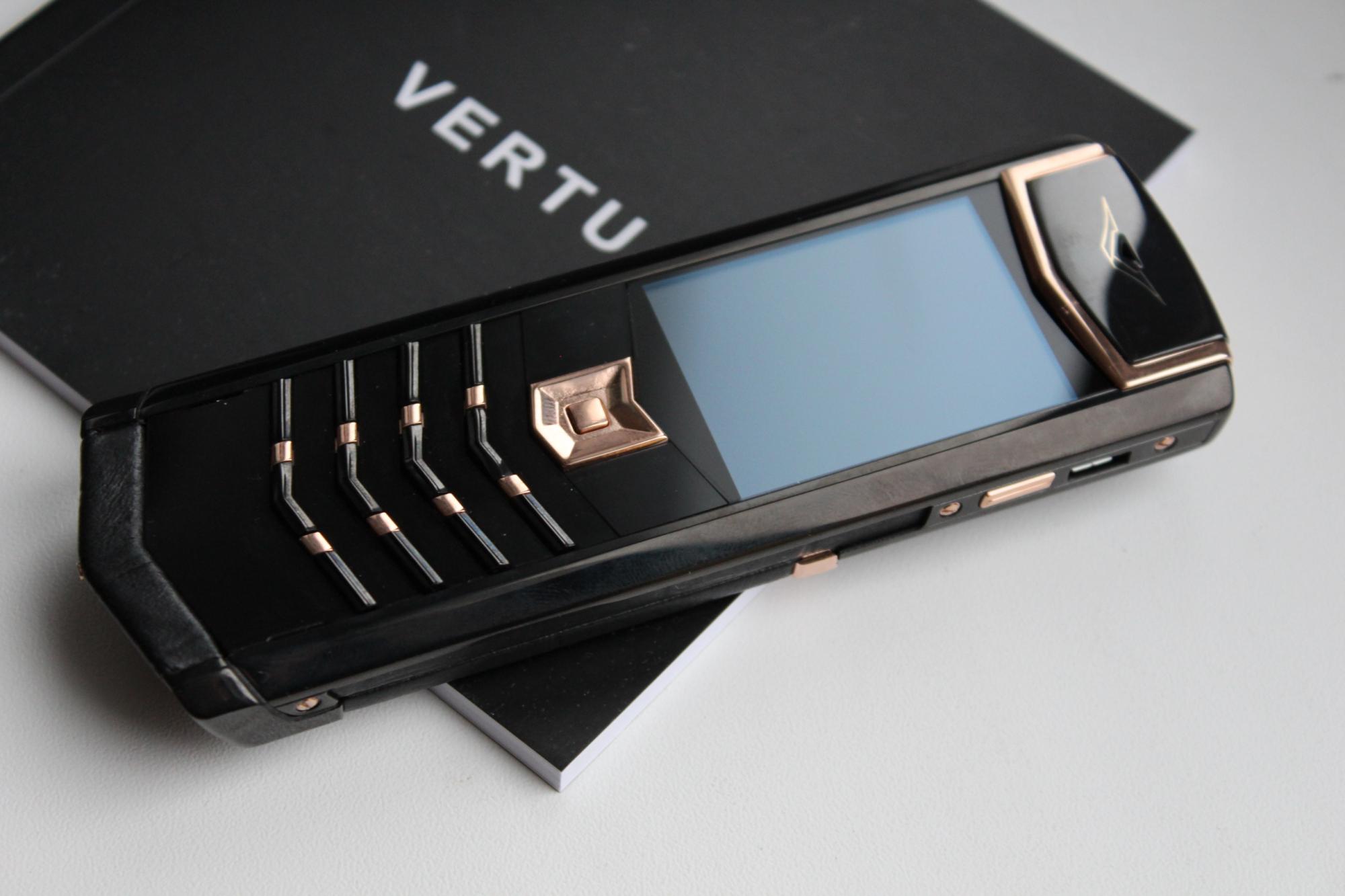 Телефоны верту в россии. Vertu Signature s Design Gold. Vertu Signature s Design. Vertu v90. Vertu metavertu.